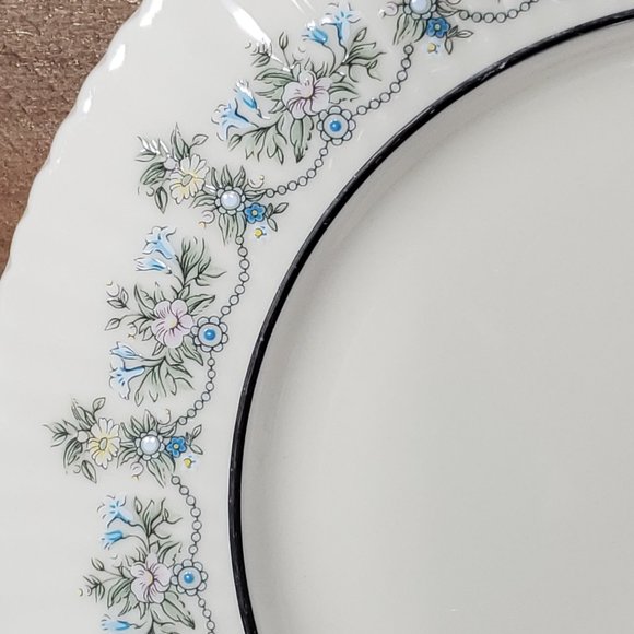 Lenox Beacon Hill Dinner Plate - 1983 - 1987 - Floral - Fluted - Platinum - Picture 4 of 6